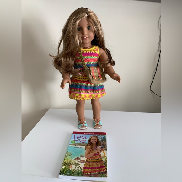 New American Girl Lea 18’ doll of year 2016 with book, messenger bag. - Picture 3 of 13